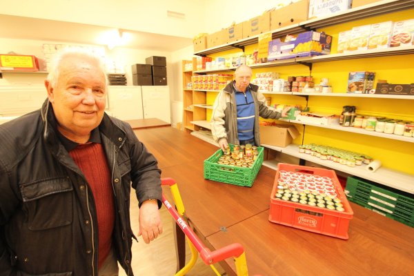 Dieter Schnitger (links) und Heinz-Günter Petig stehen in den Tafel-Räumen im Dörentruper Bürgerhaus. - © Archivfoto: Jens Rademacher