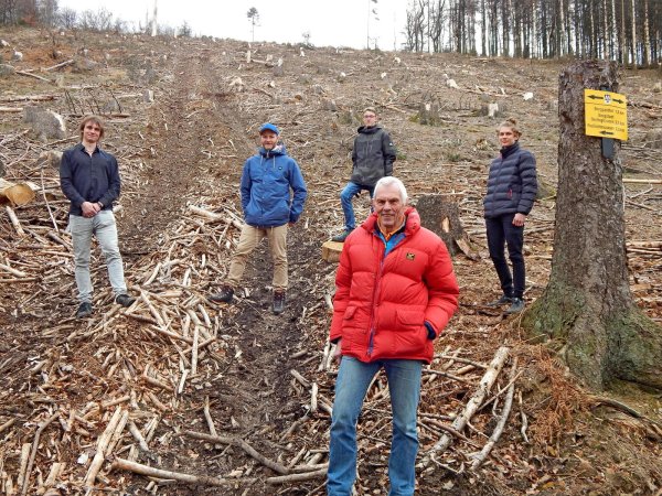 Die Fahrt über Stock und Stein ist ihr Hobby. Dafür möchten (von links) Christian Göring, Gründungsmitglied des Moutainbikevereins Bielefeld, Tobias Hagenbäumer vom Vorstand des Vereins sowie die Mountainbiker Finn-Ole Koch, Willi Wächter und Bjarne Wohlfahrt eine Strecke auf dem Tönsberg haben. - © Gunter Held