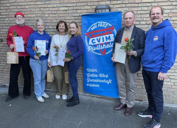 Der CVJM Pivitsheide freut sich über besondere Ehrungen: Klaus Stapela, Vorsitzende Maike Schilling, Karin Knettermeier, Stephanie Strate, Ehrenmitglied Werner Klarholz und zweiter Vorsitzender Stephan Kästner (von links). - © CVJM Pivitsheide