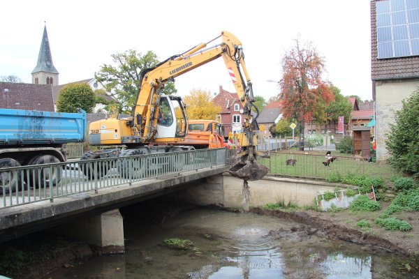 Erst im Oktober vergangenen Jahres musste das Flussbett der Bega an der Brücke von Schlamm befreit werden. Dieser soll sich mit der neuen Brücke dort nicht mehr so schnell ansammeln. - © Archivfoto: Nadine Uphoff