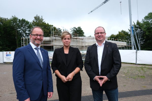 Freuen sich über das Fortschreiten der Arbeiten: Landesverbandsvorsteher Jörg Düning-Gast, Wirtschaftsministerin Mona Neubaur und Arne Brand, Allgemeiner Vertreter des Landesverbandsvorstehers. - © Sven Koch