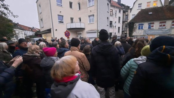 Viele Menschen nahmen an Daniel Wahrens Stadtführung zum Gedenken an die Novemberpogrome teil, die auch an der ehemaligen Hofsynagoge vorbeiführte. - © Daniel Wahren/Facebook
