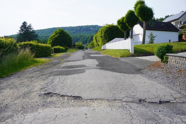 Die Fahrbahndecke der Brunnenstraße gleicht einem „Flickenteppich". - © Michaela Weiße