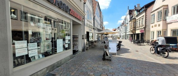 Mit Aushängen weist Norman Zeugner im Schaufenster seines Ladens auf seine Misere hin. Ende des Jahres wird er das Geschäft in der Mittelstraße schließen. - © Katrin Kantelberg