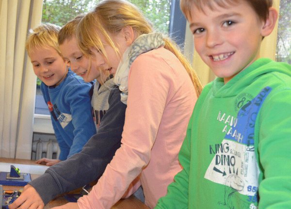 Industrie zum Anpassen: Grundschüler haben die Berufswelt hautnah kennengelernt. - © Stay LIP-SO