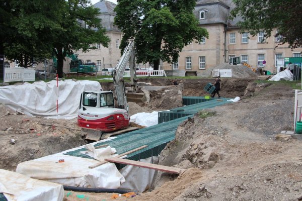 Rigolen zur Speicherung von Niederschlagswasser sind im vergangenen Sommer auch auf dem Schlossplatz in Detmold installiert worden. Geld für den Umbau des Schlossparks gibt es aus dem Städtebauförderprogramm von Bund. und Land. - © Archivfoto: Stadt Detmold