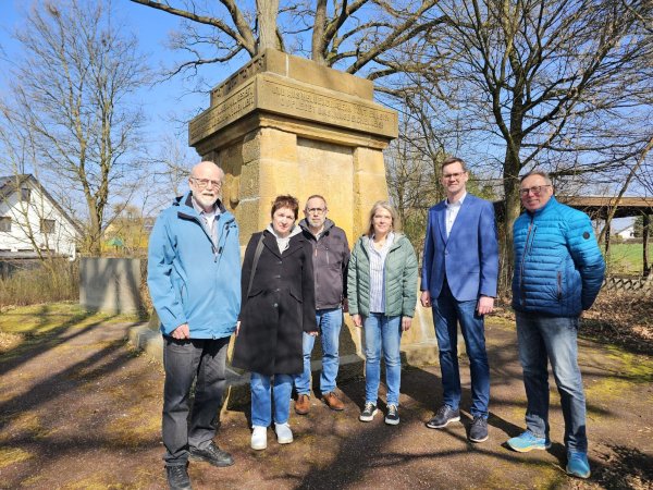 Es ist eine Teamleistung. Lothar Kaup (von links), Gabi und Reiner Lenniger, Susanne Weishaupt, Bürgermeister Matthias Kalkreuter und Heinz Tölle freuen sich, dass das Projekt rund um das Ehrenmal in Heiden gefördert wurde. - © Astrid Sewing