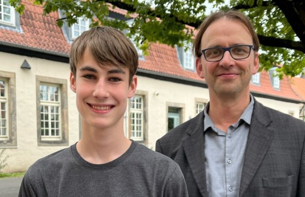Tim Kammel vom Engelbert-Kaempfer-Gymnasium hat erfolgreich an einem Physik-Wettbewerb für Schüler teilgenommen. Betreut hat ihn der Lehrer Dr. Jens Schulze. - © Engelbert-Kaempfer-Gymnasium