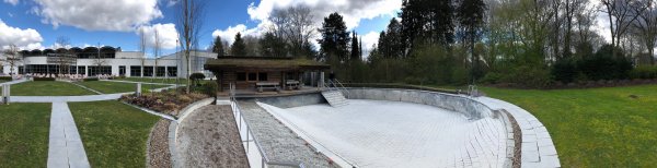 Der Saunagarten der "VitaSol-Therme" könnte in Zukunft erweitert werden, das ist jedenfalls ein Aspekt des in Arbeit befindlichen Bebauungsplans für das neue Hotel. Hier ein Blick auf die Anlage mit einem leeren Badebassin während des Corona-Lockdowns. - © Thomas Reineke