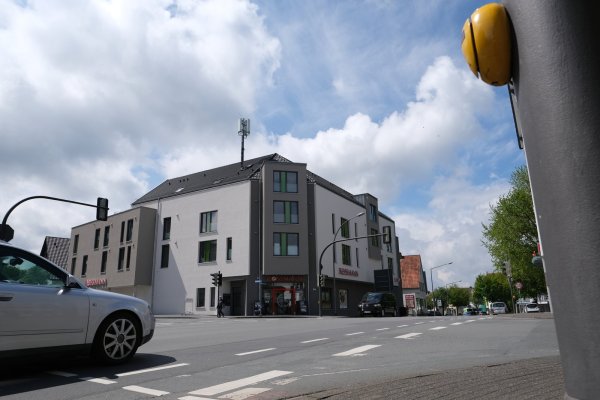 Nachdem der Hiddeser Hof abgerissen wurde, entstand im Zentrum von Hiddesen ein Neubau. Der Heimatverein hofft nun auf Maßnahmen gegen eine „fortwährende negative Entwicklung" des Ortsbildes. - © Sven Koch(LZ)