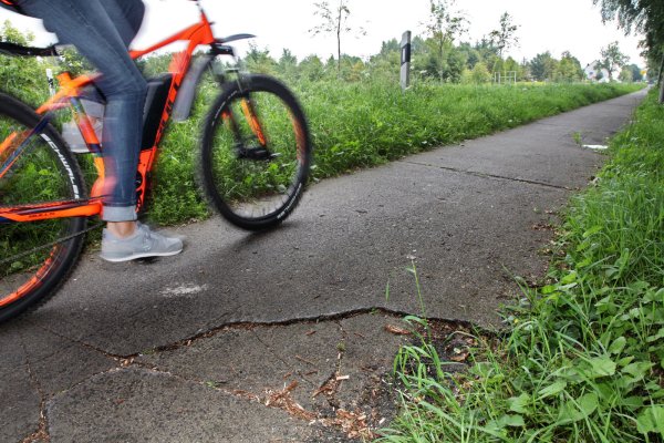 Im Kreis Lippe soll mehr Geld in den Ausbau der Radwege fließen, damit mehr Menschen aufs Rad steigen. Wege, die nicht sicher befahrbar sind, könnten mit Fördermitteln saniert werden.  - © Bernhard Preuss
