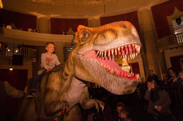 Den Dino gekapert: „Die lebendige Dinosaurier Show“ verspricht, die Ur-Echsen eindrucksvoll in Szene zu setzen. - © „Die lebendige Dinosaurier Show“