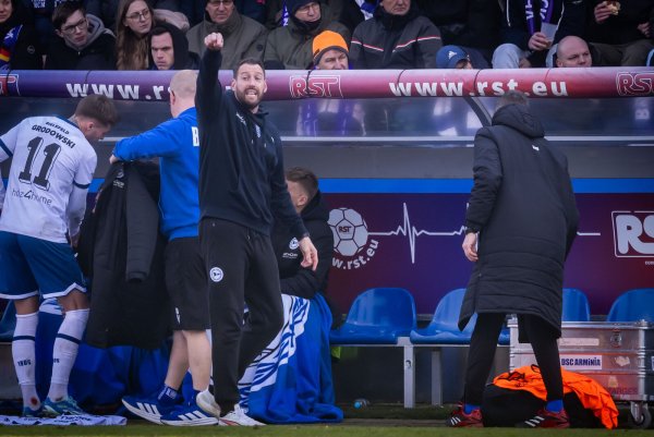 Mitch Kniat, Coach bei Arminia Bielefeld, hatte sein Team gut auf den VfL Osnabrück eingestellt. - © Sarah Jonek