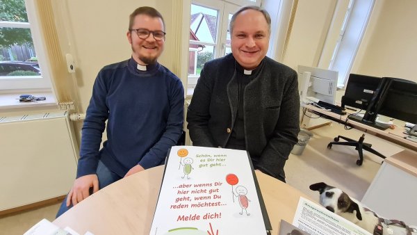 Ein Baustein unter vielen: Mit dem Schutzkonzept wollen die Gemeinden im Pastoralen Raum Bad Pyrmont-Südlippe Missbrauch vorbeugen.Pfarrer Pascal Obermeier (links) hat mit einer Arbeitsgruppe das Konzept entwickelt, das er und Pastor Stefan Schiller nun vorstellen. - © Marianne Schwarzer