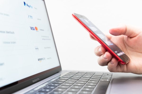 Laut einer Umfrage haben 40 Prozent der Menschen in Deutschland teilweise oder vollständig geregelt, was im Todesfall mit ihren digitalen Daten geschehen soll. - © Silas Stein/dpa