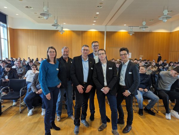 Die Organisatoren und Jurymitglieder freuen sich über die große Resonanz: Gabriele Paßgang (Effizienz-Agentur NRW), Klaus Meyer (Energie Impuls OWL), Frank Meyer zur Heide (DeTec GmbH), Arne Potthoff (IHK Ostwestfalen), Thomas Becker (Sparkasse Paderborn-Detmold) und Matthias Carl (IHK Lippe, von links). - © IHK