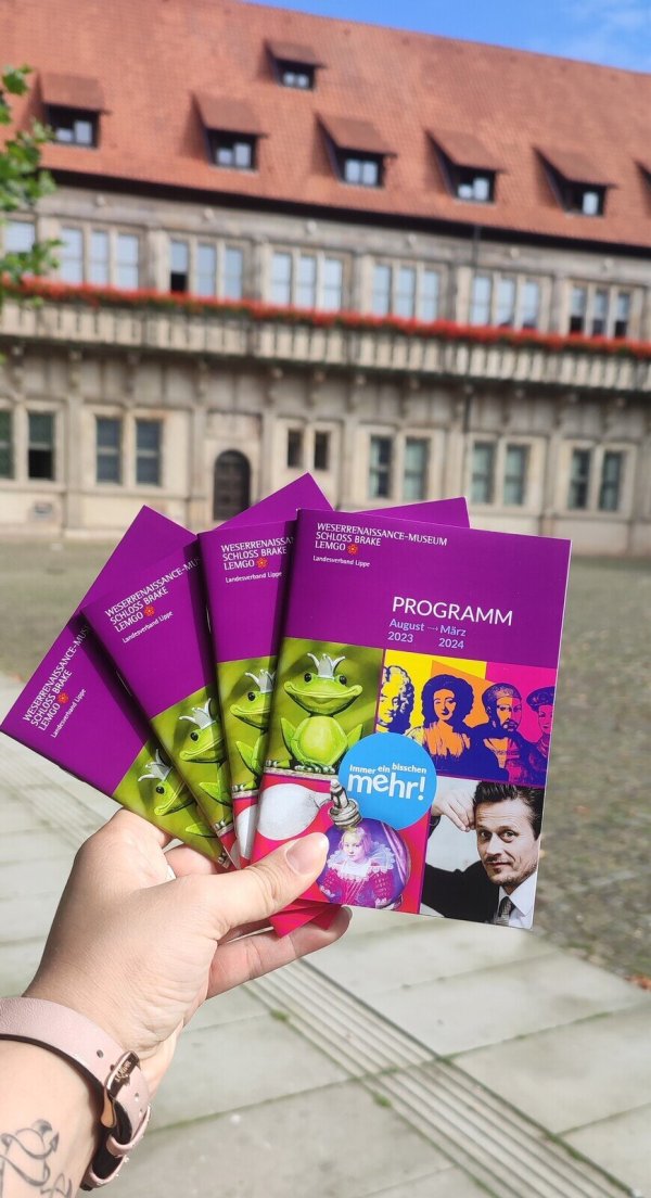 Das neue Programmheft des Weserrenaissance-Museums Schloss Brake: Auf 36 Seiten finden sich Ausstellungen, Konzerte, Kindertheater, Schauspiel, Lesungen und mehr für die bevorstehende Herbst-Winter-Saison. - © Weserrenaissance-Museum Schloss Brake