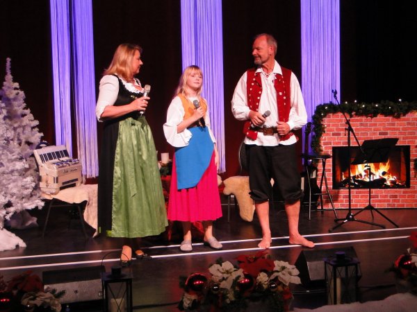 Mutter Angela Wiedl (links), Tochter Gina und "Urschäfer" Uwe Erhardt intonieren als Trio im Kurtheater Ohrwürmer der Volksmusik. - © Hajo Gärtner