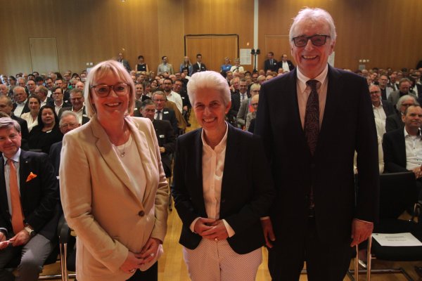 Beim Jahresempfang der IHK: Hauptgeschäftsführerin Svenja Jochens, Marie-Agnes Strack-Zimmermann und IHK-Präsident Volker Steinbach. - © Martin Hostert
