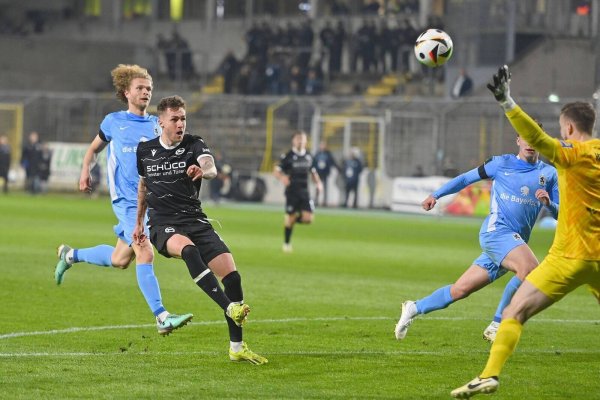 Joel Grodowski hebt den Ball über Löwen-Keeper Marco Hiller hinweg zur Bielefelder Führung ins Tor des TSV 1860. - © IMAGO/Sven Simon