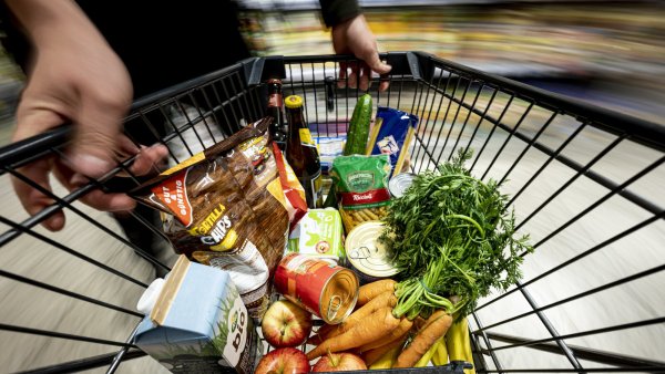 Ein Einkauf liegt in einem Einkaufswagen in einem Supermarkt. Nach einem Gerichtsurteil muss Aldi Süd Sonderangebote künftig teilweise anders kennzeichnen als bisher. - © Fabian Sommer/dpa