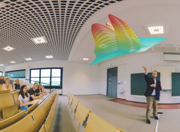 Korbinian von Blanckenburg erschließt für seine Studenten den dreidimensionalen Raum, Grafiken werden plötzlich plastisch. Virtueller Unterricht hat große Vorteile, aber auch ein paar Mankos, sagt er.  - © Technische Hochschule OWL