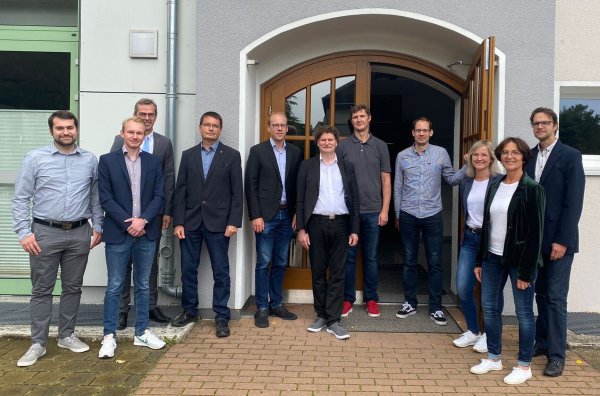 Vertreter der beteiligten Kommunen, der Organisatoren und Partner freuen sich auf eine informative Veranstaltung zum Thema "Photovoltaik auf Unternehmensdächer". - © Stadt Lügde