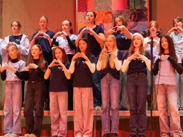 "Winterzauber" am Grabbe-Gymnasium mit Musik und Weihnachtsmarkt. Der Chor "Young Grabbe Voices" interpretiert schwungvoll englische Weihnachtslieder. - © Thomas Krügler