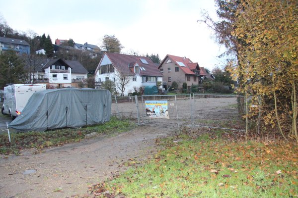 Nach dem Abriss soll auf dem Grundstück an der Moorstraße eine Mehrfamilienhaus entstehen - so ein Antrag. - © Cordula Gröne