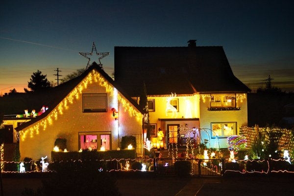 Das Weihnachtshaus in Spork bei Nacht. - © Nicole Ellerbrake