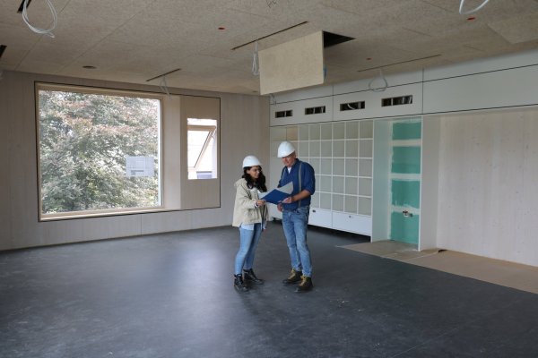 Die beiden Projektleiter Tugba Gürel und Frank Hanemann stehen in einem der fast fertigen Klassenzimmer in einem der Lernhäuser der Realschule. - © Alexandra Schaller