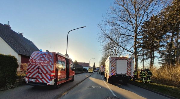 Die Feuerwehr hat die Liebigstraße für den Einsatz gesperrt. - © Katrin Kantelberg