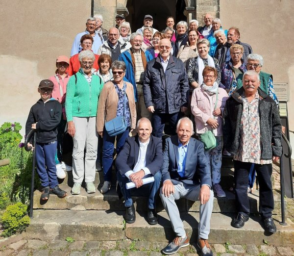 Gelebte Partnerschaft: Die Folkloregruppe Les Triolettes aus der französischen Partnerstadt Villedieu-les-Poêles besuchte im Mai vergangenen Jahres den Gemischten Chor Leopoldstal. - © Gemischter Chor Leopoldstal