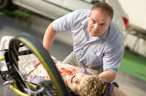 Schulleiter Eugen Latka zeigt, wie realistisch die extrem teuren Übungspuppen bluten und stöhnen. - © Oliver Krato