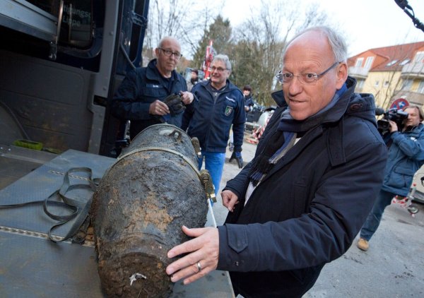 Experten haben in einem Acker vier weitere Blindgänger gefunden. Etwa wie diesen, den sich Oberbürgermeister Pit Clausen im Kamphofviertel näher angesehen hat. - © Oliver Krato