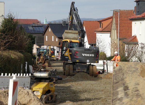 Die Arbeiten in der Krummen Straße sind deutlich später gestartet als geplant. - © Axel Bürger