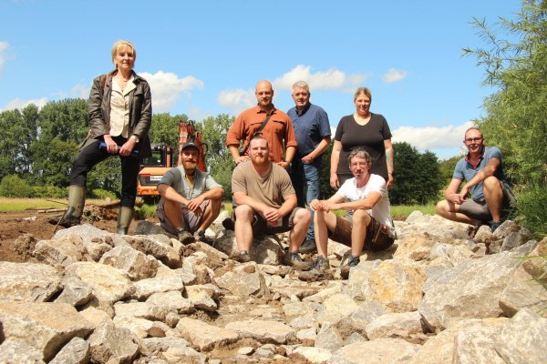 Noch ist das Flussbett trocken, aber bald schon soll hier das Wasser der Napte fließen. Erste Reihe vorne (von links): Dr. Ute Röder (Verwaltungsvorständin Kreis Lippe), Thomas Gossen (AGA), Dominik Fischer (AGA), Julian Binks (AGA), Jens Vespermann (untere Naturschutzbehörde Kreis Lippe)
Hinten (von links): Robin Debuisson (Projektleiter der AGA), Michael Lohmeier (Stadt HBM), Jennifer Strunk (Projektplaner der AGA). - © Kyrill von Matuschka