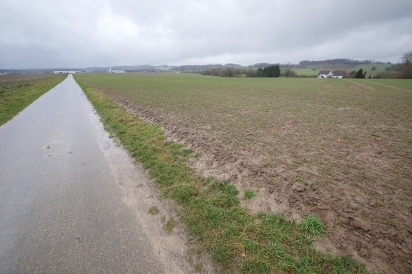 Durch den Bau des Amazon-Logistikzentrums würde eine große Fläche für Regenwasser versiegelt. Hier der Blick von Wöbbel mit der bestehenden Bebauung des Industrieparks Lippe im Hintergrund. Die B 239 führt rechts an den Häusern vorbei. Archivfoto: Jost Wolf - © Jost Wolf