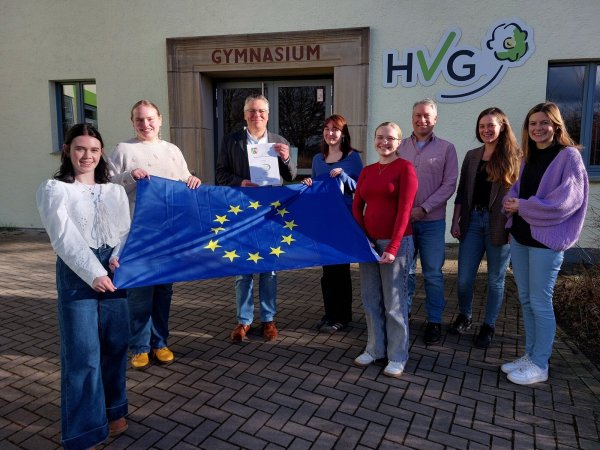 Joana Ottolien (von links), Isabelle Bendel, Schulleiter Michael Hanke, Sophia Wolf, Anna Kelgorn sowie die Lehrer Heiko Witkop, Kerstin Nolte-Günnewich und Anna-Lena Christophery freuen sich über die Rezertifizierung als Europaschule. - © Michaela Weiße