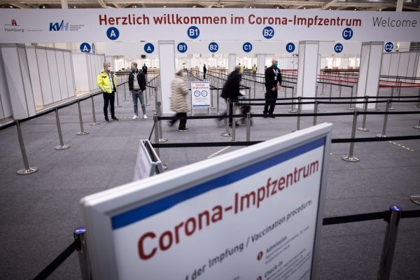 Viele Kreise in NRW haben ihre Corona-Impfzentren reaktiviert, damit möglichst schnell möglichst viele Menschen geschützt sind. - © Christian Charisius/dpa