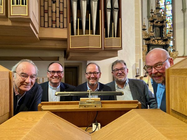 Prof. Matitjahu Kellig, Vorstandsvorsitzender der Jüdischen Gemeinde Herford-Detmold, Superintendent Dr. Andreas Lange, Jörg Düning-Gast, Verbandsvorsteher des Landesverbandes Lippe, Kirchenmusikdirektor Johannes Vetter und Joachim von Haebler, Leiter des Bläserensembles Zion. - © Landesverband Lippe