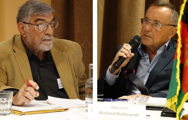 Dr. Ataullah Zulfacar (links), früher Arzt in Detmold, und Richard Roßmanith (rechts), früherer Generalleutnant des Heeres der Bundeswehr, diskutieren in der Stadthalle. - © Axel Bürger