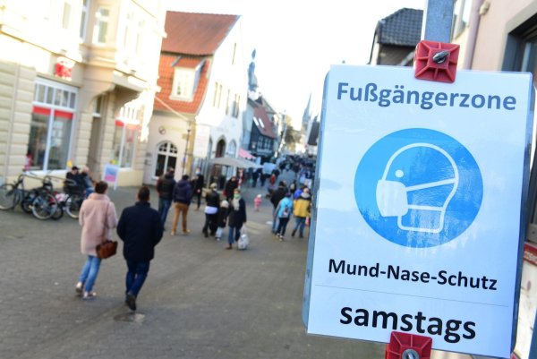 An den Eingängen zur Fußgängerzone weisen Schilder bislang auf die erweiterte Maskenpflicht an Samstagen hin – die Anordnung könnte auch ausgeweitet werden. Die lippischen Bürgermeister und der Landrat beraten derzeit über Verschärfungen. - © Nicole Ellerbrake