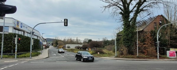 Die formellen Vorbereitungen für den Lidl-Bau an der Wasserfurche laufen. Für die Parkplätze muss auch die Brandruine weichen. - © Katrin Kantelberg