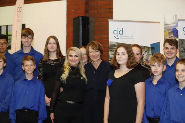 Ihr gefällt’s: First Lady Elke Büdenbender (Mitte rechts) überzeugte sich bei einem Auftritt in Dortmund von der Qualität des Jugendkammerchores, den die gebürtige Lipperin Sandra Lubos (35, Mitte links) seit vier Jahren leitet. - © CJD NRW