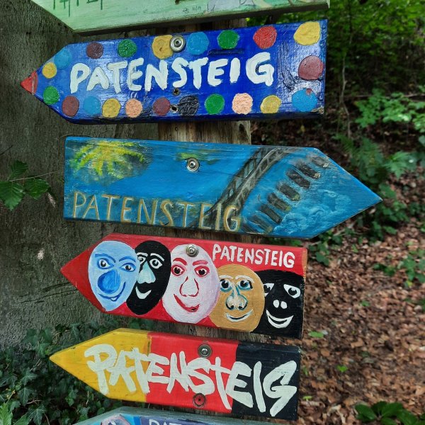 Dank des Projektes "Kunst am Patensteig" ist ein Verlaufen fast unmöglich. 80 bunt bemalte Holztafeln finden sich entlang des Patensteigs. - © Lorraine Brinkmann