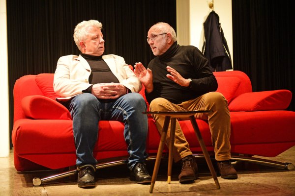 Spielen "Komplexe Väter: (von links) Erik (Dietmar Ahrweiler) und Anton (Meinhard Wehmeier). - © Nicole Ellerbrake