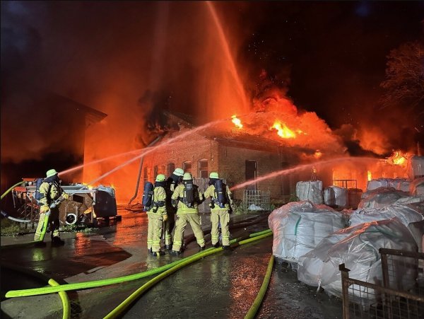 Beim Großeinsatz im Steinheimer Papiermühlenweg war auch die Feuerwehr Schieder-Schwalenberg zur Stelle, wohl der anspruchvollste Einsatz im vergangenen Jahr, wie der stellvertretende Stadtbrandmeister Kai-Uwe Deilke berichtet. - © Archivfoto: Feuerwehr Steinheim