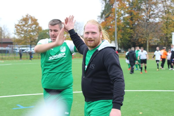 Daniel Speiser (links) und Pascal Rohrbach, Spieler der Inklusionsmannschaft des TuS Eichhol-R., klatschen sich nach dem gewonnenen Spiel gegen Delbrück ab. - © Tabea Macy