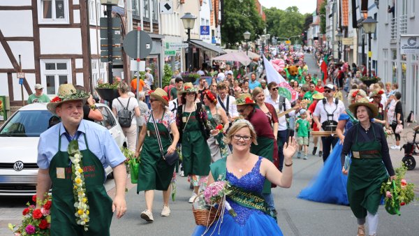 Der Bloemencorso ist der Höhepunkt am Nelkenfest-Sonntag. Für Nelkenkönigin Melanie endet ihre sechsjährige Amtszeit kurz zuvor. - © Vera Gerstendorf-Welleq